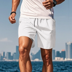 Detailaufnahme der weißen schnelltrocknenden Laufshorts mit doppellagigem Design und Netzgewebe