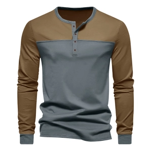 Detailansicht des khaki-grauen Henley-Shirts mit Vier-Knopf-Leiste und Rippbündchen am Ärmel