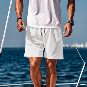 Details von weißen schnelltrocknenden Mesh-Shorts mit schwarzem Kordelzug auf Deck