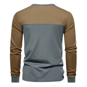 Detailansicht der khakifarbenen und grauen Farbkombination des Langarm-Henley-Shirts