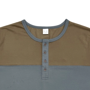 Detail eines Henley-Shirts im Colorblock-Design mit Rundhals und Vier-Knopf-Leiste