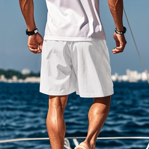 Rückansicht weißer Herren-Mesh-Sportshorts auf einer Yacht mit Blick auf das Meer
