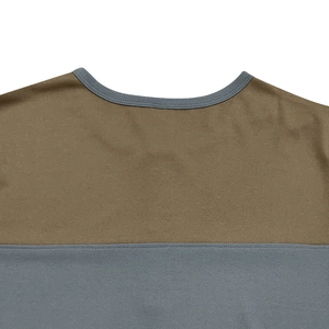 Detailansicht von Khaki und Grau Farbbock Henley-Kragen mit sauberer Nahtarbeit