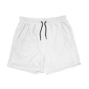 Detail der weißen schnelltrocknenden Herren-Sportshorts mit strukturiertem Stoff und schwarzem Kordelzug