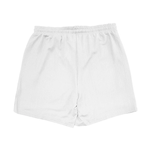 Detail von weißen schnelltrocknenden Sport-Shorts mit Gummibund und Rippstrick-Struktur