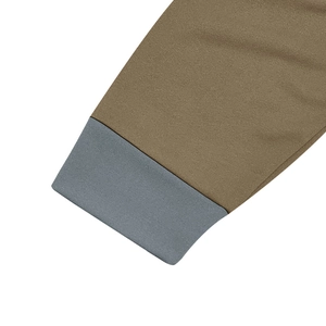Detail der olivgrünen Ärmel mit grauen Rippbündchen und präziser Doppelnaht
