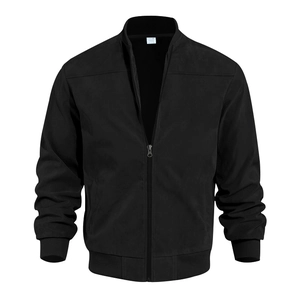 Détail du col montant côtelé et du zip frontal sur la veste aviateur noire pour hommes