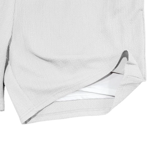 Detail der weißen schnelltrocknenden Shorts mit Crinkle-Struktur und Innenfutter-Seitenschlitz
