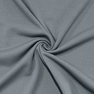 Makroaufnahme von weichem grauem Wildlederimitat für lässige langärmelige Henley-Shirts
