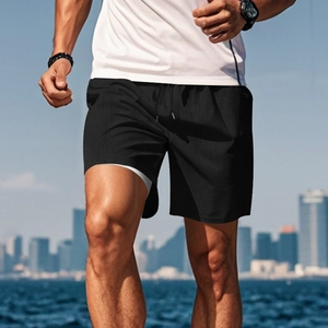 Detail der Herren 2-in-1 Laufshorts mit weißem Kompressionsfutter und Mesh-Gewebe