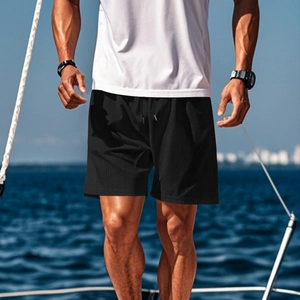 Nahaufnahme der schwarzen atmungsaktiven Mesh Sportshorts mit Kordelzug und Gummibund