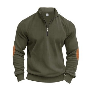 Detail eines armee-grünen Troyer-Pullovers mit braunen Ellenbogenschonern aus Kunstleder