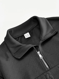 Sudadera de hombre negra con media cremallera, cuello polo y textura geométrica
