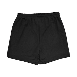 Detailaufnahme des schwarzen, schnelltrocknenden Synthetikgewebes mit Waffelstruktur für Shorts