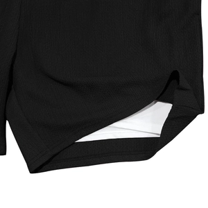 Detailaufnahme der schwarzen Herren-Sporthose mit schnell trocknendem Stoff und weißem Futter