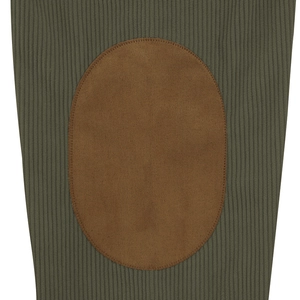 Detailaufnahme von Rippstrickgewebe mit braunem Wildleder-Ellbogen-Patch