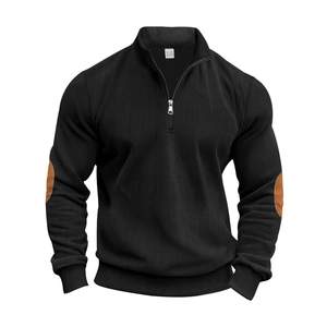 Detailansicht des Cord-Sweatshirts mit braunen Ellbogen-Patches und halbem Metall-Reißverschluss