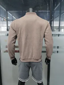 Vue arrière d'un blouson aviateur en daim kaki avec col et ourlet en bord-côte sur mannequin