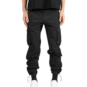 Détail du pantalon cargo noir pour homme montrant les poches latérales et coutures rouges