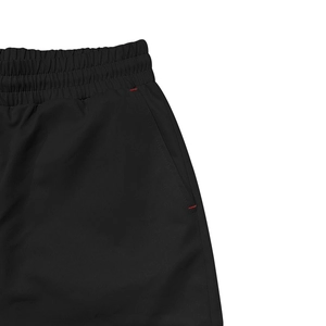 Détail du pantalon cargo noir pour hommes avec taille élastique et coutures rouges