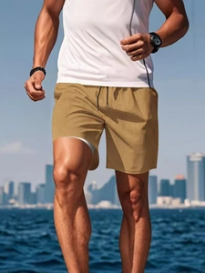 Herren schnelltrocknende doppellagige Sport-Shorts mit Innenfutter und Kordelzug in Khaki