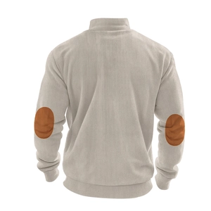 Detailansicht eines khakifarbenen Langarmshirts mit Rippbündchen und Ellbogen-Patches