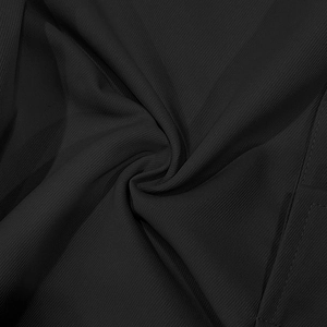 Gros plan du tissu de pantalon cargo noir montrant le sergé et les coutures robustes