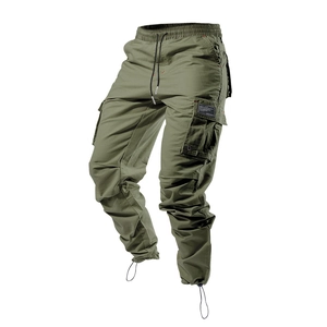 Détail du pantalon cargo vert armée avec poches multiples, taille cordon et poignets réglables