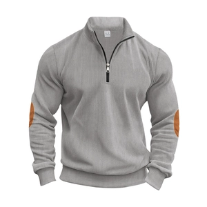 Detailansicht grauer Rippstrickpullover mit Reißverschluss und braunen Ellbogen-Patches