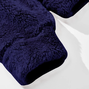 Nahaufnahme der dicken Plüsch-Fleece-Manschetten an einer warmen dunkelblauen Jacke