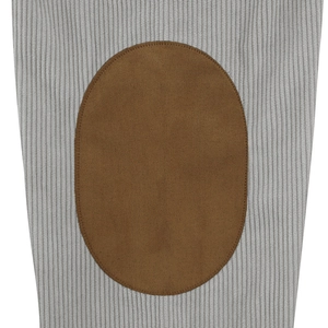 Detail aus grauem Rippstrick mit einem braunen ovalen Ellenbogen-Patch aus Wildlederimitat