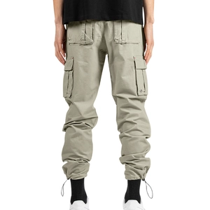 Détail du pantalon cargo kaki avec grandes poches et cordons de serrage réglables en bas