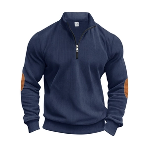 Detail eines dunkelblauen Cord-Sweatshirts mit braunen Ellbogen-Patches und Reißverschluss