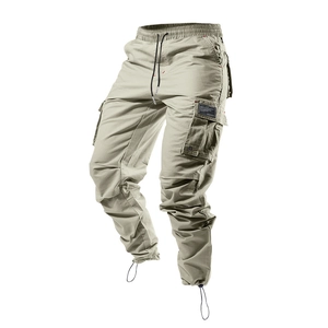Détail du pantalon cargo avec taille élastique à cordon et grande poche latérale pratique
