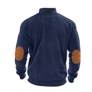 Detail der dunkelblauen Cordjacke mit braunen Ellbogen-Patches und gerippten Bündchen