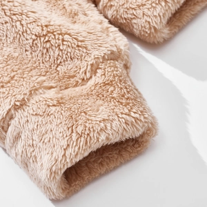 Detailansicht der hellbraunen Fleece-Manschette mit gerippter Strickstruktur am Ärmel