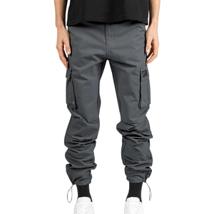 Détail du pantalon cargo avec design multi-poches et cordon de serrage réglable au bas