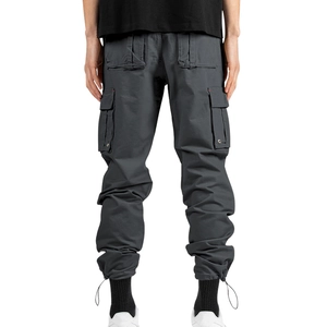 Détail du pantalon cargo gris foncé avec grandes poches latérales et coutures rouges