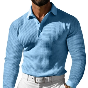 Herren Langarm-Poloshirt in Hellblau mit Waffelstrick-Muster und klassischem Kragen