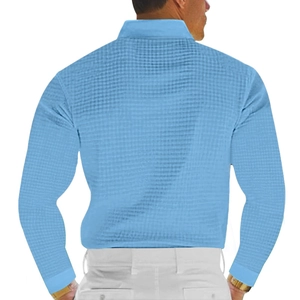 Rückansicht eines hellblauen Polohemds für Herren mit Waffelstrick-Struktur und langen Ärmeln