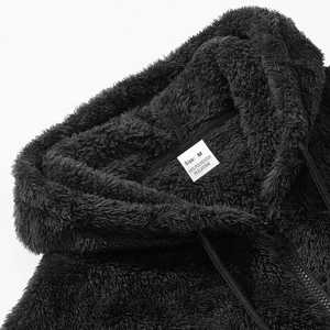 Detail des schwarzen Fleece-Hoodie-Ausschnitts mit Etikett Größe M und Thermogewebe