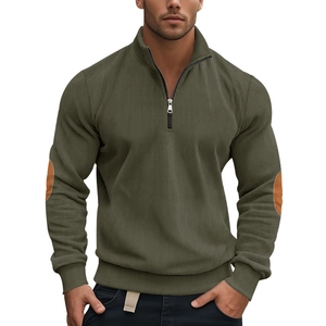 Herren-Sweatshirt mit Viertelreißverschluss in Dunkelgrün und braunen Ellbogen-Patches