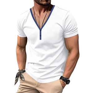 Λεπτομέρεια από λευκό μπλουζάκι Henley V-neck με μπλε αντίθεση και κουμπιά