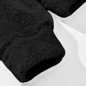 Makroaufnahme der dicken schwarzen Fleece-Manschette an einer warmen Winterkapuzenjacke