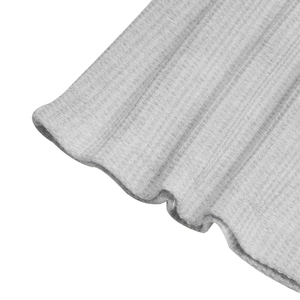 Dettaglio macro del polsino in maglia a coste grigio chiaro di questa polo da uomo