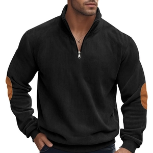 Schwarzer Cord-Herrenpullover mit halbem Reißverschluss und braunen Ellbogenschonern