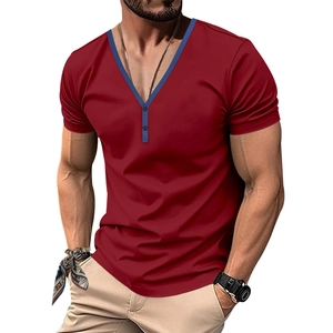 Λεπτομέρεια μπορντό T-shirt με λαιμόκοψη V με μπλε λεπτομέρειες και διακοσμητικά κουμπιά