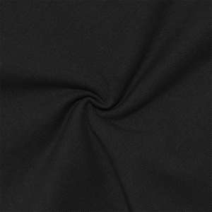 Detailaufnahme der hochwertigen schwarzen Rippstrick-Stoffstruktur auf Herren-Henley-Shirt