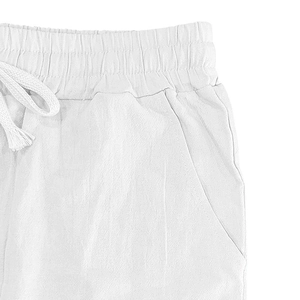 Detail der weißen Leinenhose mit elastischem Kordelzugbund und seitlichen Taschen