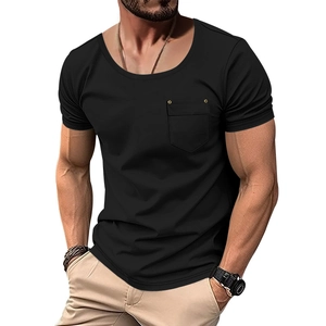 T-shirt estiva da uomo nera con scollo a U profondo e tasca con rivetti metallici